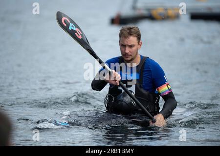 Il team del KSV Havelbrueder Berlin vince la finale 2023, il portiere GUENZEL, il capitano del team KSVH Berlin), finale: KSV Havelbrueder Berlin - KG Wanderfalke Essen, canoa polo, polo maschile di velocità in canoa il 6 luglio 2023 a Duesseldorf/Germania. La finale 2023 Reno-Ruhr dal 06,07 al 09.07.2023 Foto Stock