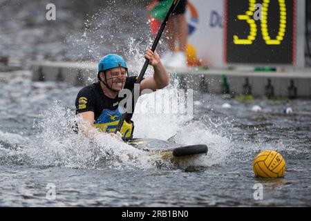 Il team del KSV Havelbrueder Berlin vince la finale 2023, Malte HEEP (KGW Essen), azione, finale: KSV Havelbrueder Berlin - KG Wanderfalke Essen, canoa polo, speed canoe polo maschile il 6 luglio 2023 a Duesseldorf/ Germania. La finale 2023 Reno-Ruhr dal 06,07 al 09.07.2023 Foto Stock