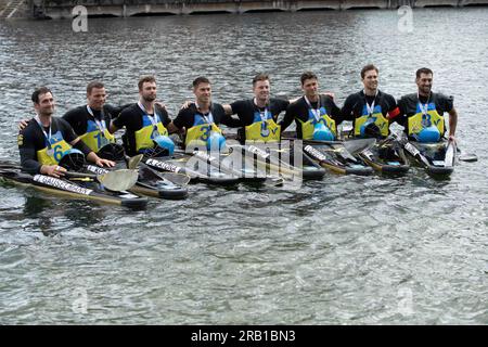 Il team KSV Havelbrueder Berlin vince le finali del 2023, il team KGW Essen festeggia con la medaglia d'argento, finale: KSV Havelbrueder Berlin - KG Wanderfalke Essen, canoa polo, polo maschile di velocità in canoa il 6 luglio 2023 a Duesseldorf/Germania. La finale 2023 Reno-Ruhr dal 06,07 al 09.07.2023 Foto Stock