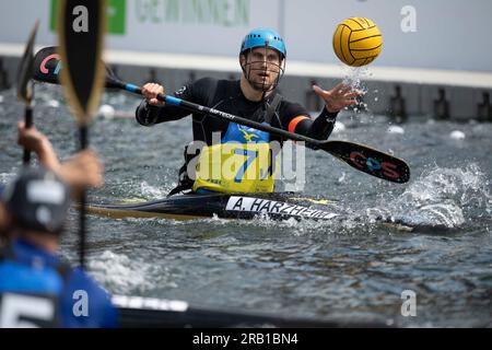 Il team del KSV Havelbrueder Berlin vince la finale 2023, Alexander HARZHEIM (KGW Essen), finale: KSV Havelbrueder Berlin - KG Wanderfalke Essen, canoa polo, speed canoe polo maschile il 6 luglio 2023 a Duesseldorf/Germania. La finale 2023 Reno-Ruhr dal 06,07 al 09.07.2023 Foto Stock