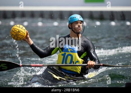 Il team del KSV Havelbrueder Berlin vince la finale 2023, Ivan DEBELYI (KGW Essen), azione, finale: KSV Havelbrueder Berlin - KG Wanderfalke Essen, canoa polo, speed canoe polo maschile il 6 luglio 2023 a Duesseldorf/ Germania. La finale 2023 Reno-Ruhr dal 06,07 al 09.07.2023 Foto Stock