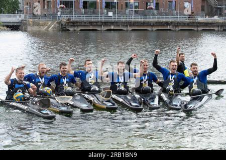 Duisburg, Deutschland. 6 luglio 2023. Il team KSV Havelbrueder Berlin vince la finale del 2023, il team KSV Havelbrueder Berlin festeggia con la medaglia d'oro, le finali: KSV Havelbrueder Berlin - KG Wanderfalke Essen, canoa polo, polo maschile di velocità in canoa il 07/06/2023 a Duesseldorf/Germania. Le finali del 2023 Reno-Ruhr dal 06,07 al 09.07.2023 crediti: dpa/Alamy Live News Foto Stock