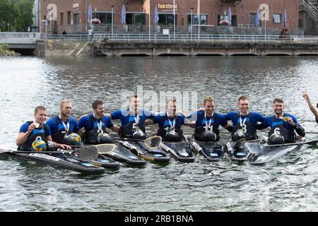 Duisburg, Deutschland. 6 luglio 2023. Il team KSV Havelbrueder Berlin vince la finale del 2023, il team KSV Havelbrueder Berlin festeggia con la medaglia d'oro, le finali: KSV Havelbrueder Berlin - KG Wanderfalke Essen, canoa polo, polo maschile di velocità in canoa il 07/06/2023 a Duesseldorf/Germania. Le finali del 2023 Reno-Ruhr dal 06,07 al 09.07.2023 crediti: dpa/Alamy Live News Foto Stock