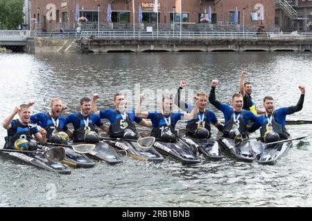 Duisburg, Deutschland. 6 luglio 2023. Il team KSV Havelbrueder Berlin vince la finale del 2023, il team KSV Havelbrueder Berlin festeggia con la medaglia d'oro, le finali: KSV Havelbrueder Berlin - KG Wanderfalke Essen, canoa polo, polo maschile di velocità in canoa il 07/06/2023 a Duesseldorf/Germania. Le finali del 2023 Reno-Ruhr dal 06,07 al 09.07.2023 crediti: dpa/Alamy Live News Foto Stock