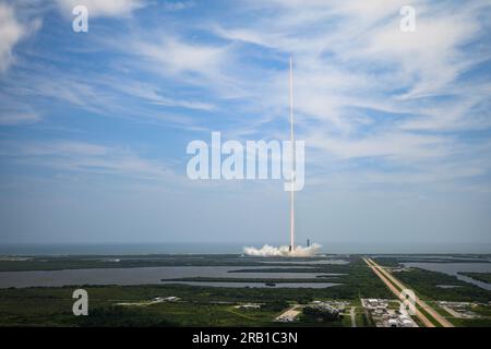 5 giugno 2023 - KSC, Florida, USA - NASA e SpaceX lanciarono la 28a missione di rifornimento commerciale del Cargo Dragon dal Launch Complex 39A presso il Kennedy Space Center dell'agenzia in Florida. Il decollo è avvenuto alle 11:47 EDT, 5 giugno 2023. Il drago di SpaceX consegnerà nuove indagini scientifiche, cibo, forniture e attrezzature alla stazione spaziale Internazionale per l'equipaggio, tra cui la prossima coppia di IROSA (stazione spaziale Internazionale Roll Out Solar Arrays). Questi pannelli solari, che si estendono utilizzando energia cinetica immagazzinata, amplieranno le capacità di produzione di energia della stazione spaziale. Questo Foto Stock