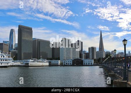 Skyline della città dal molo 7, torre Salesforce, Embarcadero Centre e traghetto Transamerica Pyramid Santa Rosa, San Francisco California USA Foto Stock