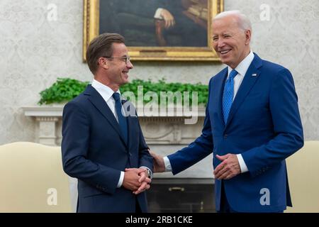 Washington, Stati Uniti d'America. 5 luglio 2023. Washington, Stati Uniti d'America. 5 luglio 2023. Il presidente degli Stati Uniti Joe Biden, a destra, dà il benvenuto al primo ministro svedese Ulf Kristersson per le discussioni bilaterali presso l'Ufficio ovale della Casa Bianca, il 5 luglio 2023 a Washington, DC Credit: Adam Schultz/White House Photo/Alamy Live News Foto Stock