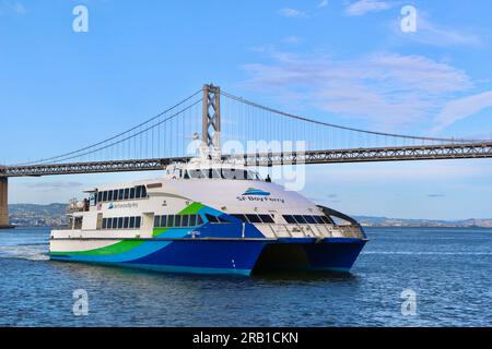 Traghetto Intintoli servizio di trasporto pubblico passeggeri in traghetto che arriva all'edificio dei traghetti del centro con Bay Bridge San Francisco California USA Foto Stock