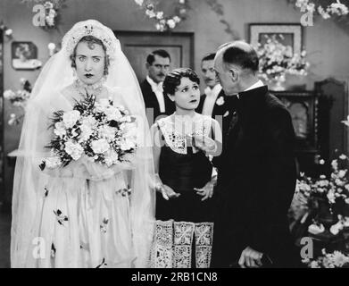 Hollywood, California: 1934 circa Una sposa lasciò l'altare in una scena di un film con il reverendo Neal Dodd che interpretava il suo ruolo di ministro. Foto Stock