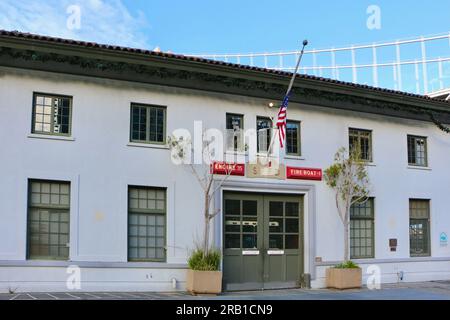 Engine 35 e caserma dei vigili del fuoco 1, edificio dei vigili del fuoco di San Francisco, Molo 22+1⁄2 accanto al Bay Bridge, San Francisco California USA Foto Stock