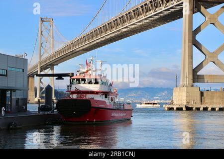 Il battello dei vigili del fuoco di San Francisco 3 è ormeggiato al molo 22+1⁄2 accanto al Bay Bridge di San Francisco California USA Foto Stock