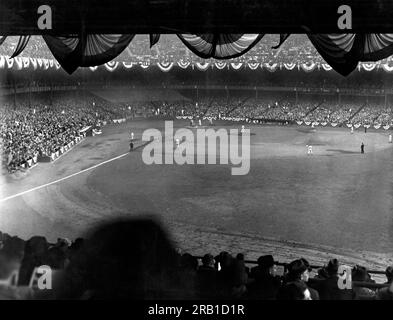 New York, New York: 6 ottobre 1937. Migliaia di tifosi hanno visto i New York Yankees sconfiggere i New York Giants nella prima gara delle World Series del 1937 allo Yankee Stadium. Foto Stock