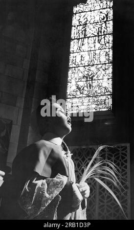 New York, New York: c. 1937 Un ragazzo del coro a St. La chiesa di Vincent Ferrer che prova il servizio domenicale delle Palme. Foto Stock