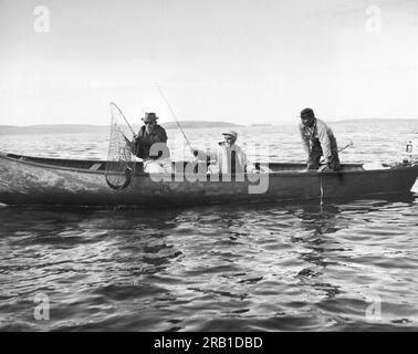 Northwest Territories, Canada: c. 1954 due uomini che pescano trote di lago con una guida sul Great Slave Lake in Canada. Foto Stock