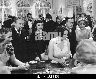 Hollywood, California: 1934 Una scena del film "amici di Mr. Sweeney" con Charles Ruggles, Ann Dvorak, Eugene Pallette e Rosalie Roy mentre guardano su un tavolo da gioco in un casinò. Foto Stock