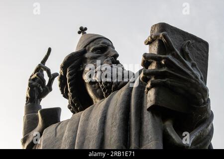 grgur of nin della statua di mestrovic a grad split, croazia, famosa statua nel centro della città vecchia a spalato. Foto Stock