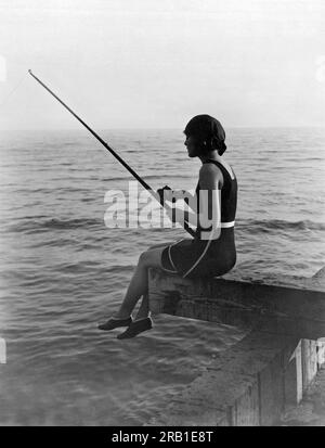 Los Angeles, California: c. 1926 Screen star Vilma Banky pesca al largo di un molo. Foto Stock