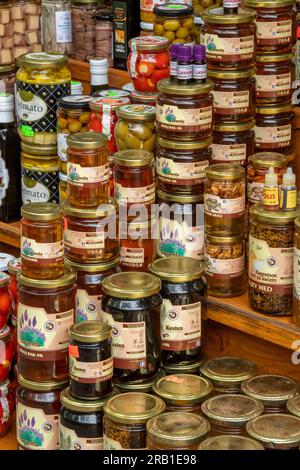 selezione di barattoli contenenti olive e altre conserve presso un mercato di trogir vicino a spalato in croazia, in mostra molti barattoli di marmellata e conserve. Foto Stock