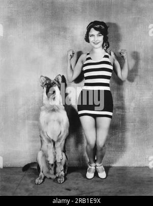 Hollywood, California: c. 1927 le star del cinema Dorothy Sebastian e Flash the Wonder Dog fanno i loro esercizi insieme. Foto Stock