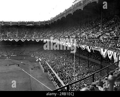 New York, New York: 6 ottobre 1937. Migliaia di tifosi hanno visto i New York Yankees sconfiggere i New York Giants nella prima gara delle World Series del 1937 allo Yankee Stadium. Foto Stock