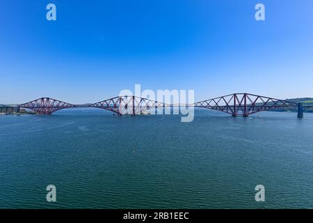 L'iconico ponte Forth Rail che attraversa il Firth of Forth River in Una giornata di sole, visto dal Forth Road Bridge Foto Stock