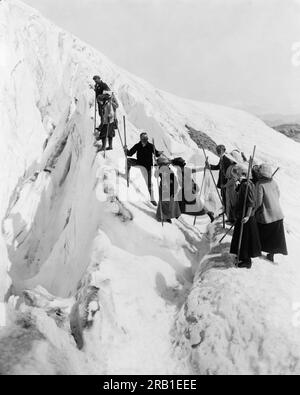 Rainier National Park, Washington: c. 1915 Un gruppo di uomini e donne che scalano il Paradise Glacier. Foto Stock