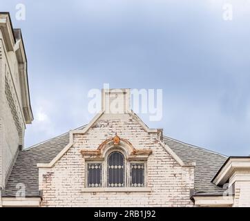 immagine di dettaglio di una finestra d'attico sulla chiesa di midtown fellowship sulla 12th avenue south, nashville, tennessee Foto Stock