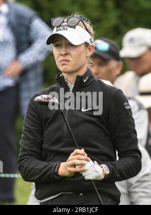 Pebble Beach, Stati Uniti. 6 luglio 2023. Nelly Korda reagisce al suo colpo di tee sulla 16a buca nel primo round della Women's U.S. Aperto a Pebble Beach, California, giovedì 6 luglio 2023. Foto di Terry Schmitt/UPI credito: UPI/Alamy Live News Foto Stock