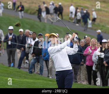 Pebble Beach, Stati Uniti. 6 luglio 2023. Michelle Wie guarda il suo approccio girato il 14° nel primo round degli Stati Uniti femminili Aperto a Pebble Beach, California, giovedì 6 luglio 2023. Foto di Terry Schmitt/UPI credito: UPI/Alamy Live News Foto Stock