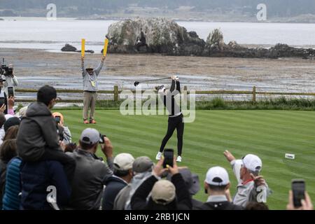 Pebble Beach, Stati Uniti. 6 luglio 2023. Nelly Korda tee della 18a buca nel primo round delle donne statunitensi Aperto a Pebble Beach, California, giovedì 6 luglio 2023. Foto di Terry Schmitt/UPI credito: UPI/Alamy Live News Foto Stock