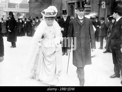 Sir Wilfrid Laurier con Zoé, Lady Laurier, nel 1907, Sir Wilfrid Laurier, Henri Laurier, Henri Charles Wilfrid Laurier, (1841 – 1919) avvocato canadese, statista e politico che servì come settimo primo ministro del Canada dal 1896 al 1911. Foto Stock