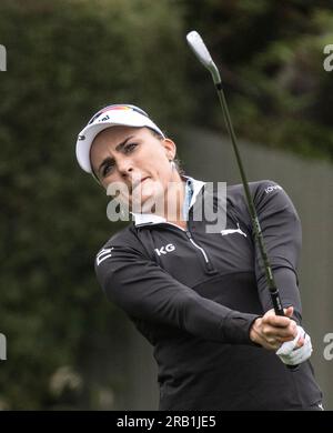 Pebble Beach, Stati Uniti. 6 luglio 2023. Lexi Thompson guarda la sua corsa sulla 15esima tee nel primo round degli Stati Uniti femminili Aperto a Pebble Beach, California, giovedì 6 luglio 2023. Foto di Terry Schmitt/UPI credito: UPI/Alamy Live News Foto Stock