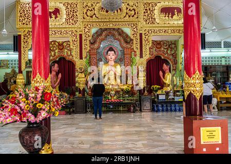 Georgetown, Penang, Malesia - 1 aprile 2023. Uno scatto orizzontale di una statua dorata del Buddha in un tempio di Penang. Foto Stock