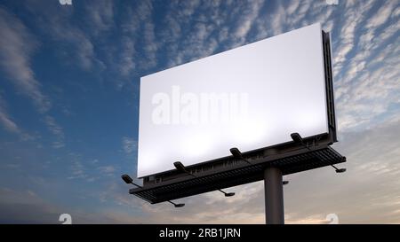 Un modello di cartellone all'aperto contro il cielo della sera Foto Stock