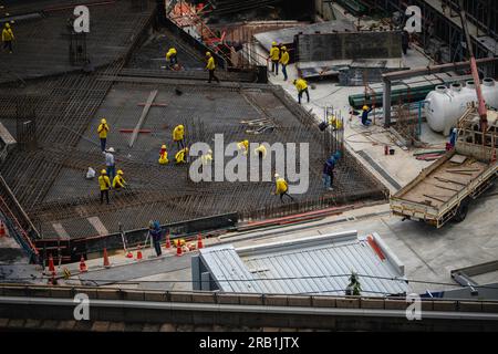 Gli operai edili sono visti ambientare maglie metalliche al Cloud 11, un progetto in costruzione che sarà un nuovo progetto ad uso misto su larga scala con concetti innovativi unici, costruito su un terreno di 27 rai su Sukhumvit Road, vicino a BTS Udomsuk, a Bangkok. Il progetto Cloud 11 aspira a diventare il più grande hub di creativi dell'Asia creando un nuovo ambiente di vita e un ambiente per le aziende tecnologiche e di innovazione e anche per soddisfare le esigenze e le esigenze quotidiane delle persone, con un ampio spazio verde, diversi ristoranti, palestre, un'ampia selezione di negozi al dettaglio, E due hotel, su Sukhumvit Road, vicino alla BTS U Foto Stock