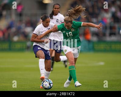 La Francia Estelle Cascarino (a sinistra) e la Repubblica d'Irlanda Kyra Carusa combattono per il pallone durante una partita amichevole internazionale allo Stadio Tallaght di Dublino. Data foto: Giovedì 6 luglio 2023. Foto Stock