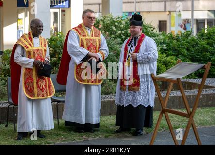 Brentwood Essex 6 luglio 2023 una messa patronale all'aperto tenutasi nelle ROVINE DELLA VECCHIA CAPPELLA DI San TOMMASO A BECKET (prima costruzione 1377) a Brentwood High Street. I celebranti erano padre Mark North, padre Matthew Austin e padre Ossie Trelles nella foto padre Ossie, padre Mark e padre Matthew Credit: Ian Davidson/Alamy Live News Foto Stock