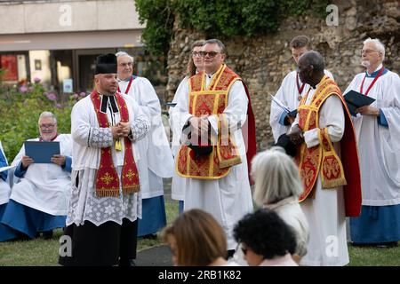 Brentwood Essex 6 luglio 2023 una messa patronale all'aperto tenutasi nelle ROVINE DELLA VECCHIA CAPPELLA DI San TOMMASO A BECKET (prima costruzione 1377) a Brentwood High Street. I celebranti erano padre Mark North, padre Matthew Austin e padre Ossie Trelles Credit: Ian Davidson/Alamy Live News Foto Stock