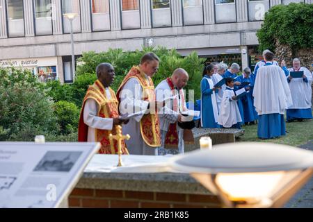 Brentwood Essex 6 luglio 2023 una messa patronale all'aperto tenutasi nelle ROVINE DELLA VECCHIA CAPPELLA DI San TOMMASO A BECKET (prima costruzione 1377) a Brentwood High Street. I celebranti erano padre Mark North, padre Matthew Austin e padre Ossie Trelles Credit: Ian Davidson/Alamy Live News Foto Stock