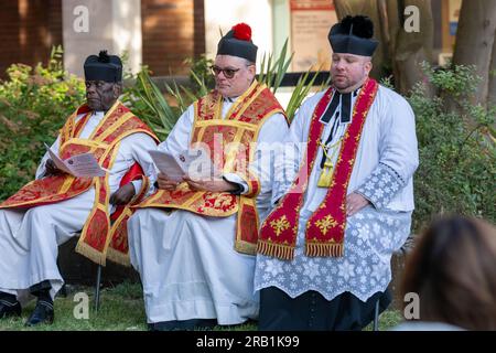 Brentwood Essex 6 luglio 2023 una messa patronale all'aperto tenutasi nelle ROVINE DELLA VECCHIA CAPPELLA DI San TOMMASO A BECKET (prima costruzione 1377) a Brentwood High Street. I celebranti erano padre Mark North, padre Matthew Austin e padre Ossie Trelles Credit: Ian Davidson/Alamy Live News Foto Stock