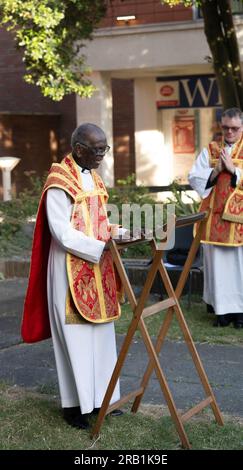 Brentwood Essex 6 luglio 2023 una messa patronale all'aperto tenutasi nelle ROVINE DELLA VECCHIA CAPPELLA DI San TOMMASO A BECKET (prima costruzione 1377) a Brentwood High Street. I celebranti erano padre Mark North, padre Matthew Austin e padre Ossie Trelles Credit: Ian Davidson/Alamy Live News Foto Stock