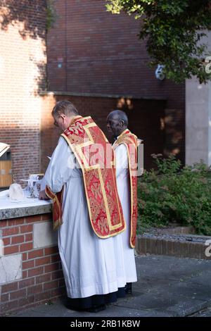 Brentwood Essex 6 luglio 2023 una messa patronale all'aperto tenutasi nelle ROVINE DELLA VECCHIA CAPPELLA DI San TOMMASO A BECKET (prima costruzione 1377) a Brentwood High Street. I celebranti erano padre Mark North, padre Matthew Austin e padre Ossie Trelles Credit: Ian Davidson/Alamy Live News Foto Stock