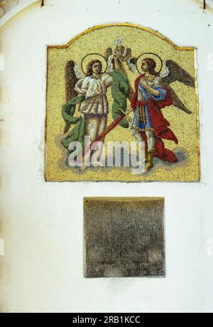 Contea di Neamț, Romania, 2000. Mosaico sopra l'ingresso della chiesa al monastero di Agapia raffigurante gli Arcangeli Michele e Gabriele. Sotto di esso, l'iscrizione originale del XVII secolo in lingua slava che attesta l'anno di costruzione e i donatori. Foto Stock