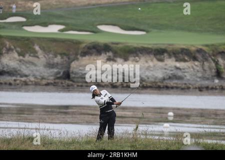 Pebble Beach, Stati Uniti. 6 luglio 2023. Jin Young Ko della Repubblica di Corea si aggiudica il diciassettesimo verde nel primo round delle donne statunitensi Aperto a Pebble Beach, California, giovedì 6 luglio 2023. Foto di Terry Schmitt/UPI credito: UPI/Alamy Live News Foto Stock