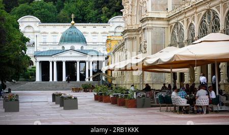 Marianske Lazne, Repubblica Ceca, 17 giugno 2023: Padiglione di Primavera con una cupola con una croce patriarcale costruita sopra la sorgente di Croce e un caffè Foto Stock