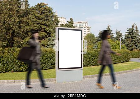 Vuoto verticale pubblicità street affissioni poster sul parco della città sullo sfondo. Foto Stock