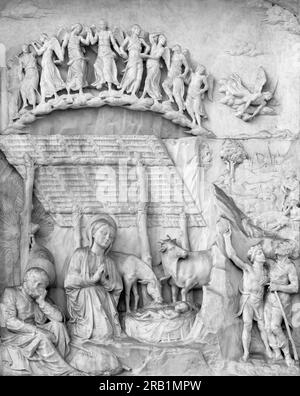 NAPOLI - 21 APRILE 2023: Il rilievo marmoreo della Natività nella chiesa di Sant'Anna dei Lombardi di Antonio Rossellino (1475). Foto Stock