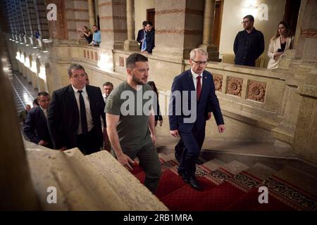 Sofia, Bulgaria. 6 luglio 2023. Il presidente ucraino Volodymyr Zelenskyy, a sinistra, è scortato dal primo ministro bulgaro Nikolai Denkov prima di riunioni bilaterali presso l'ufficio del Consiglio dei ministri, il 6 luglio 2023 a Sofia, in Bulgaria. Credito: Ucraina Presidenza/Ucraina Presidenza/Alamy Live News Foto Stock