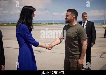 Sofia, Bulgaria. 6 luglio 2023. Il presidente ucraino Volodymyr Zelenskyy, giusto, è accolto dal ministro degli Esteri bulgaro Mariya Gabriel all'arrivo, il 6 luglio 2023, a Sofia, in Bulgaria. Credito: Ucraina Presidenza/Ucraina Presidenza/Alamy Live News Foto Stock