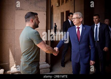 Sofia, Bulgaria. 6 luglio 2023. Il presidente ucraino Volodymyr Zelenskyy, a sinistra, viene salutato dal primo ministro bulgaro Nikolai Denkov prima di riunioni bilaterali presso l'ufficio del Consiglio dei ministri, il 6 luglio 2023 a Sofia, in Bulgaria. Credito: Ucraina Presidenza/Ucraina Presidenza/Alamy Live News Foto Stock